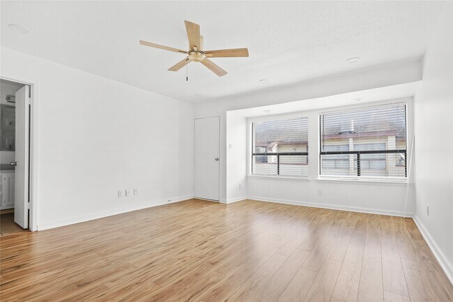 Foto del edificio - 2409 Bering Dr