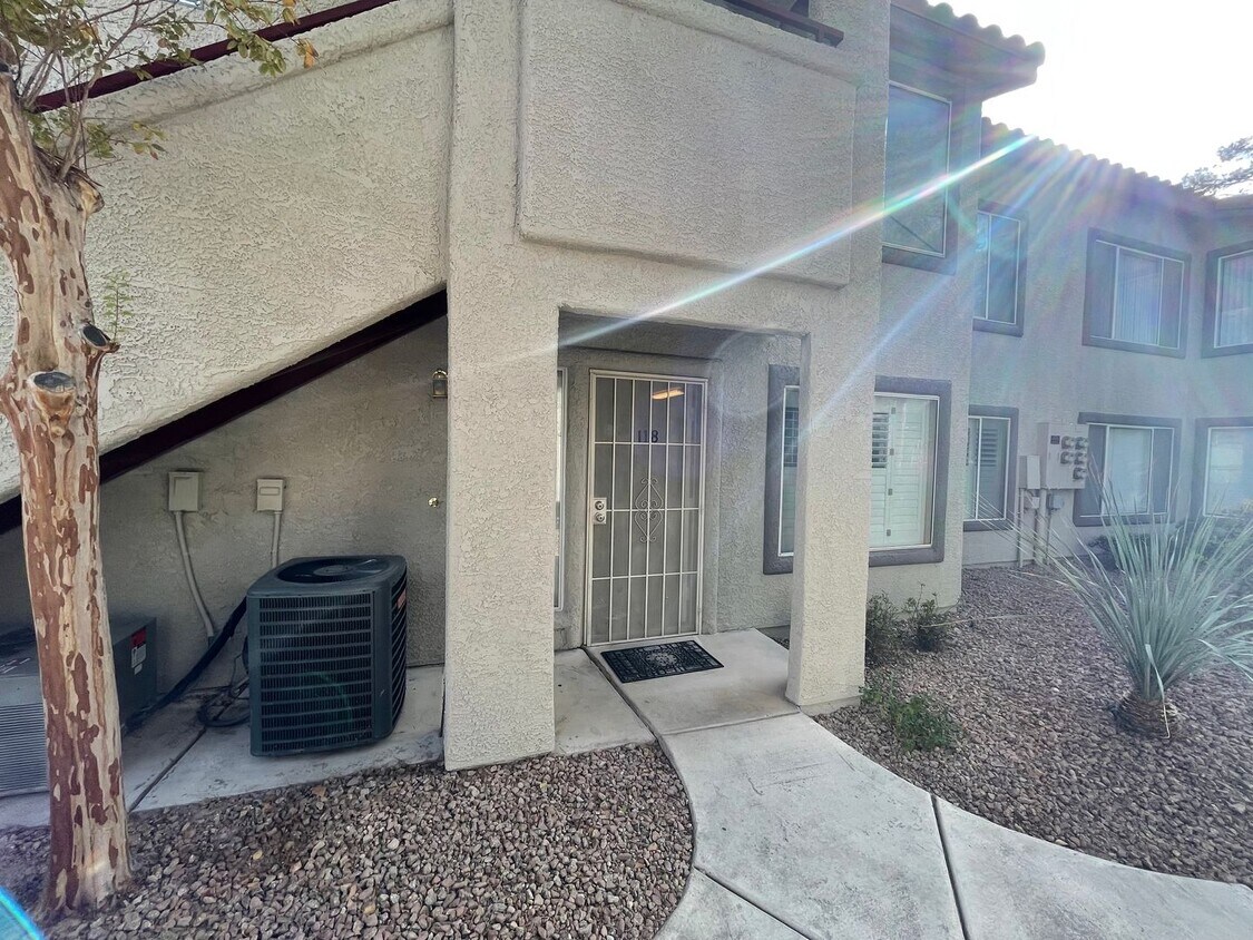 Foto del edificio - 4955 S Lindell Rd