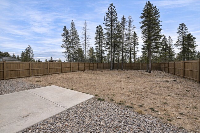 Foto del edificio - GORGEOUS LA PINE HOME! LARGE FENCED YRD, PELLET STOVE, UPGRADED KITCHEN & MORE!!