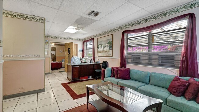 Foto del edificio - 290 NW 188th St