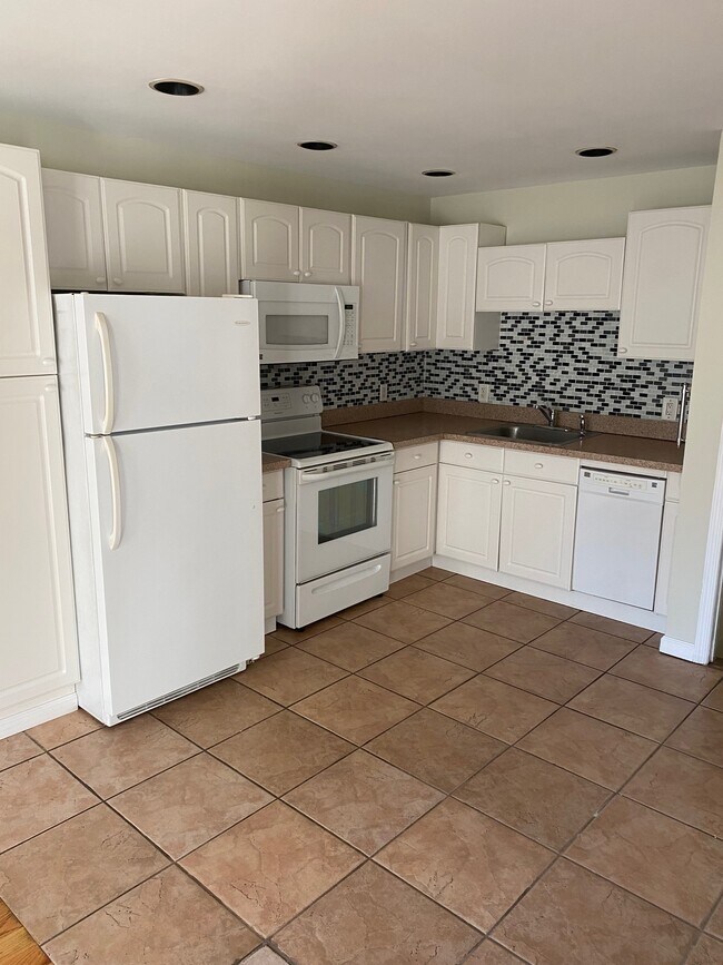 Kitchen - 61 Steuben Blvd