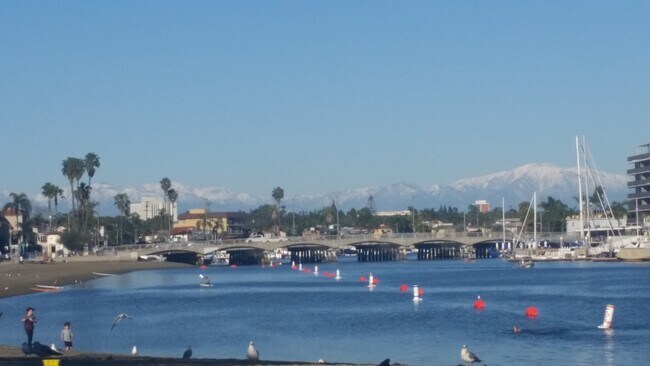 Arena y nieve en un día - 5653 E 2nd St