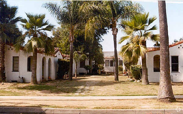 Primary Photo - 583-599 N Mentor Ave