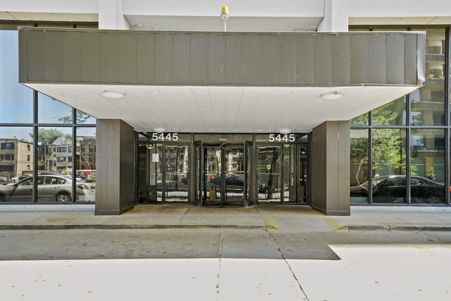 Building Photo - 5445 N Sheridan Rd