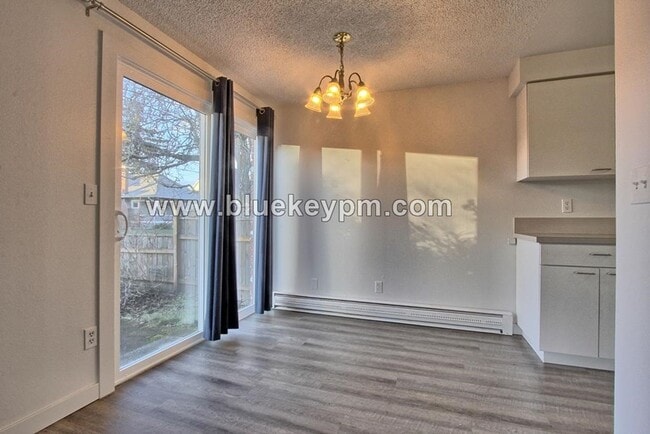 Foto del edificio - 2 Bed, 1 Bath Duplex with Fully Fenced Yar...