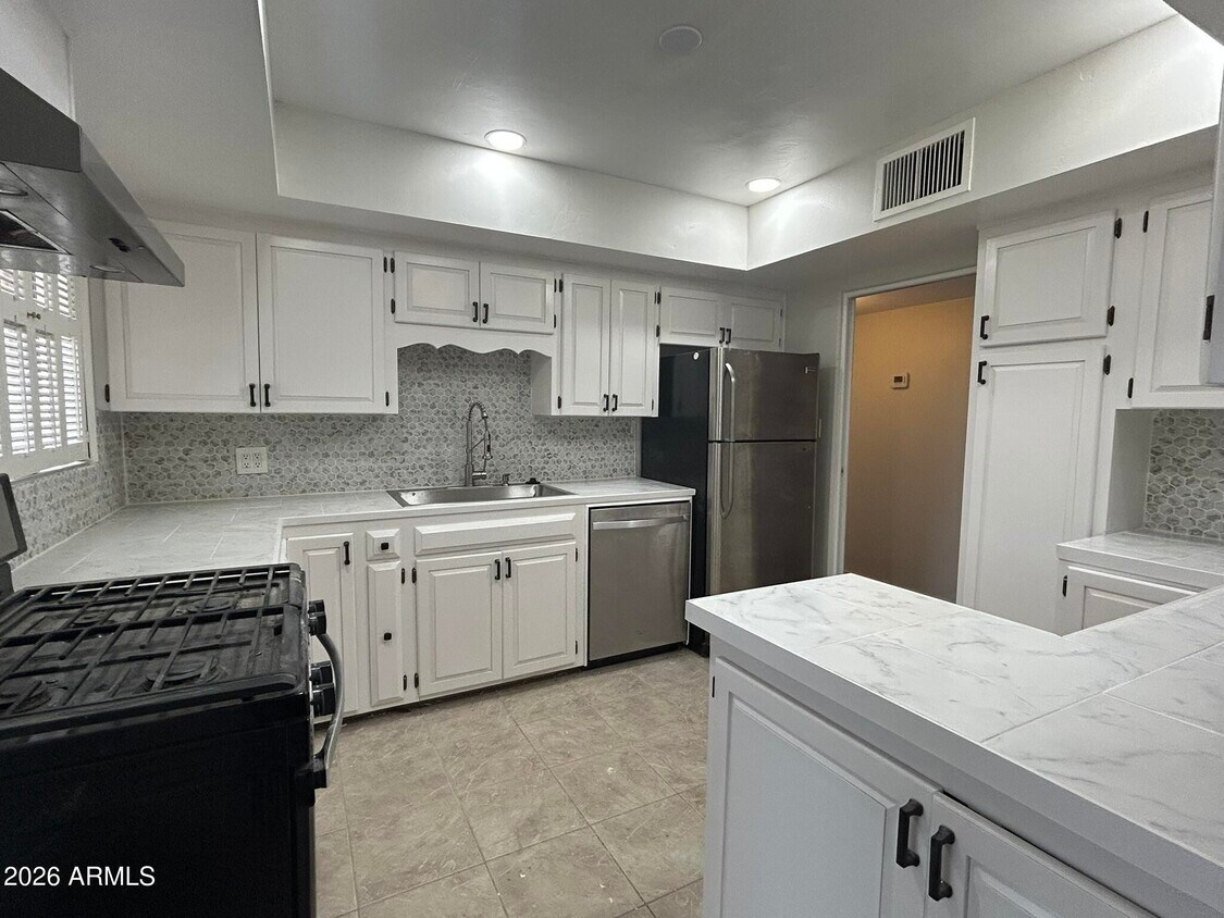 Building Photo - 5544 N 10th Ave
