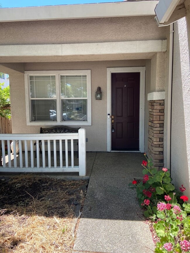 Building Photo - Spacious 4Bdrm, 2.5 bath off Sheldon & Hwy 99
