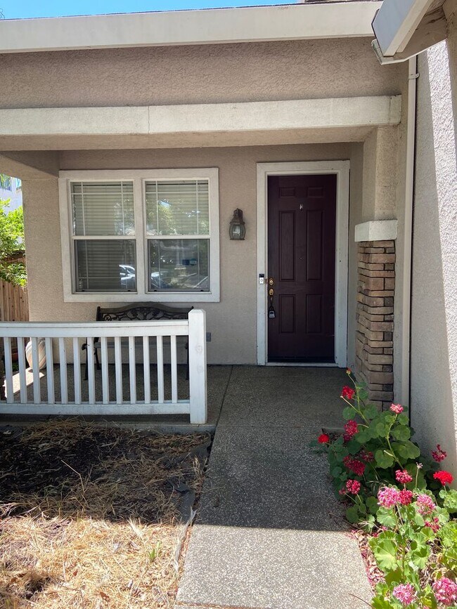 Foto del edificio - Spacious 4Bdrm, 2.5 bath off Sheldon & Hwy 99