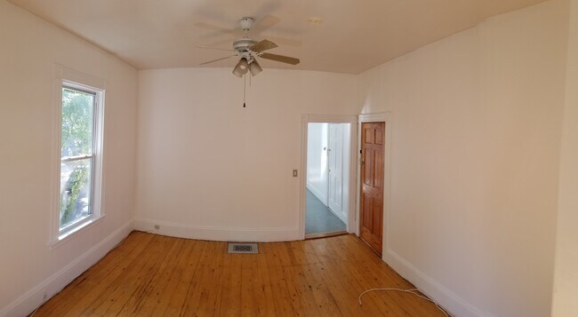 Master bedroom - bright and very spacious [pic 2 of 2] - 47 Boylston St