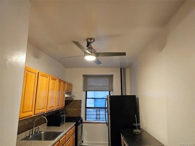 Building Photo - 91 E 208th St