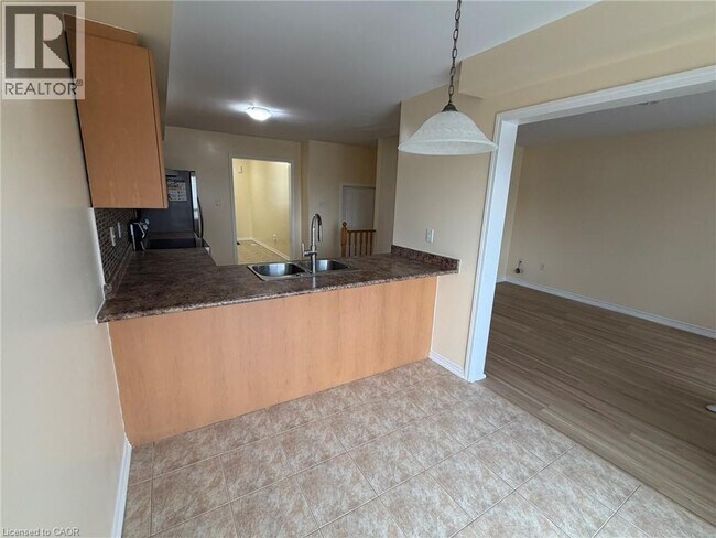 Photo du bâtiment - 121 Bloomington Dr