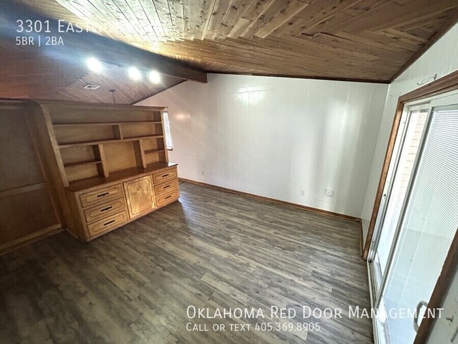 Building Photo - 3301 Eastwood Cir