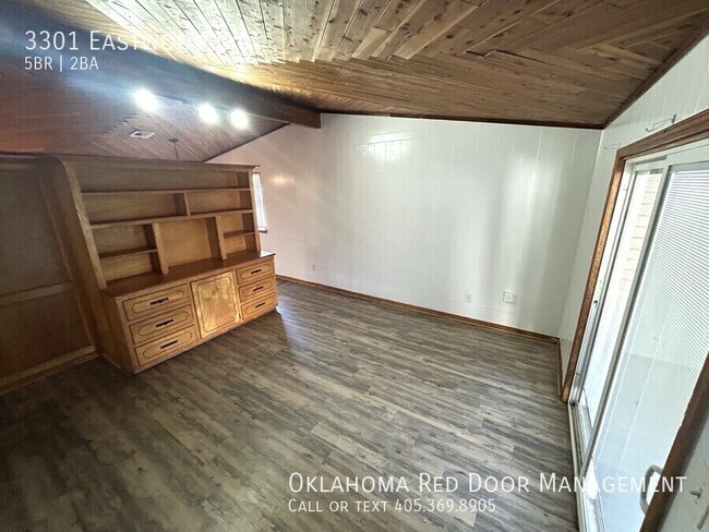 Foto del edificio - 3301 Eastwood Cir