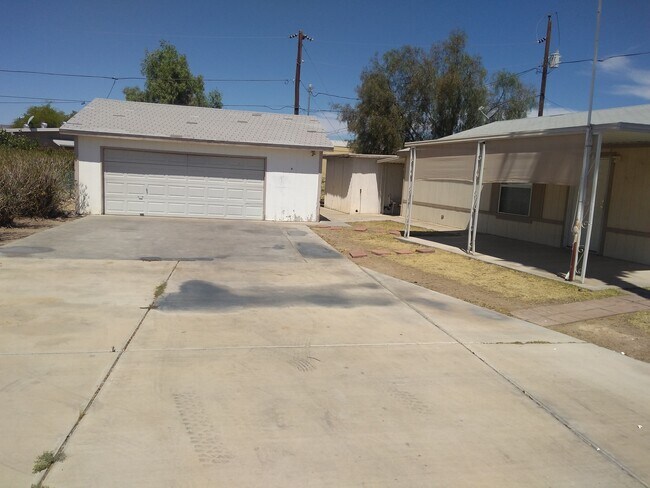 Foto del edificio - Double Wide on a Double Lot w/detached Gar...