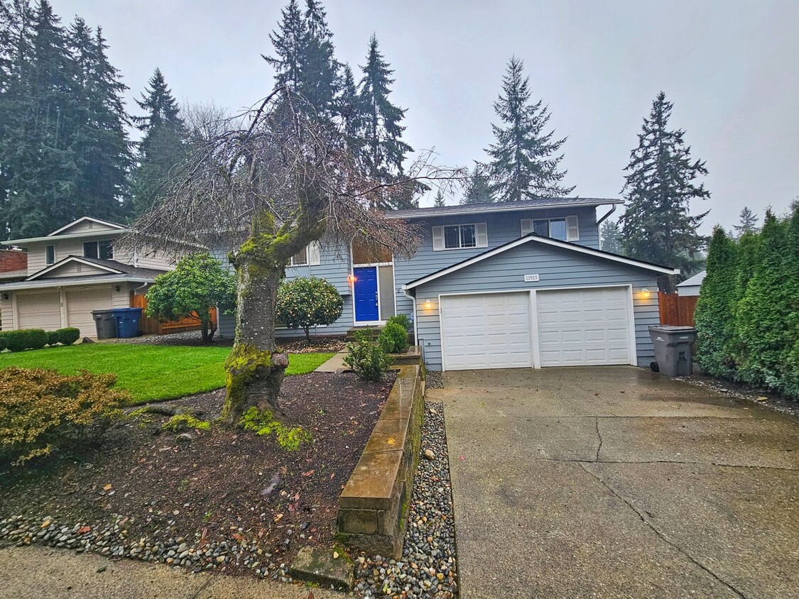 Primary Photo - Beautiful 4 Bed 3 Bath Home in Sought Afte...