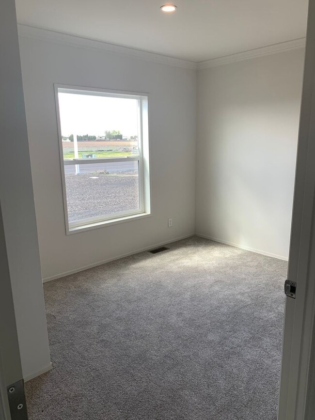 Building Photo - 3 Bedroom 2 Bathroom Charming Home for Ren...