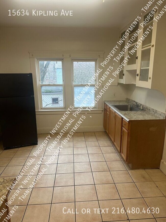 Building Photo - Bright 1 bedroom, 1 bathroom  Upper availa...