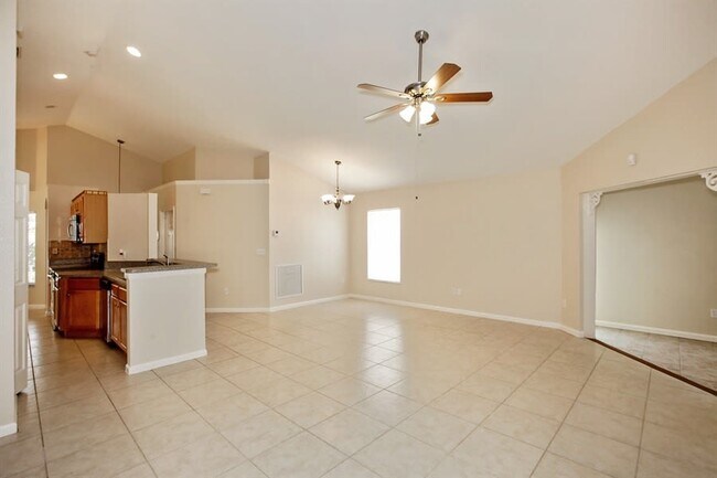 Building Photo - 123 Country Club Way