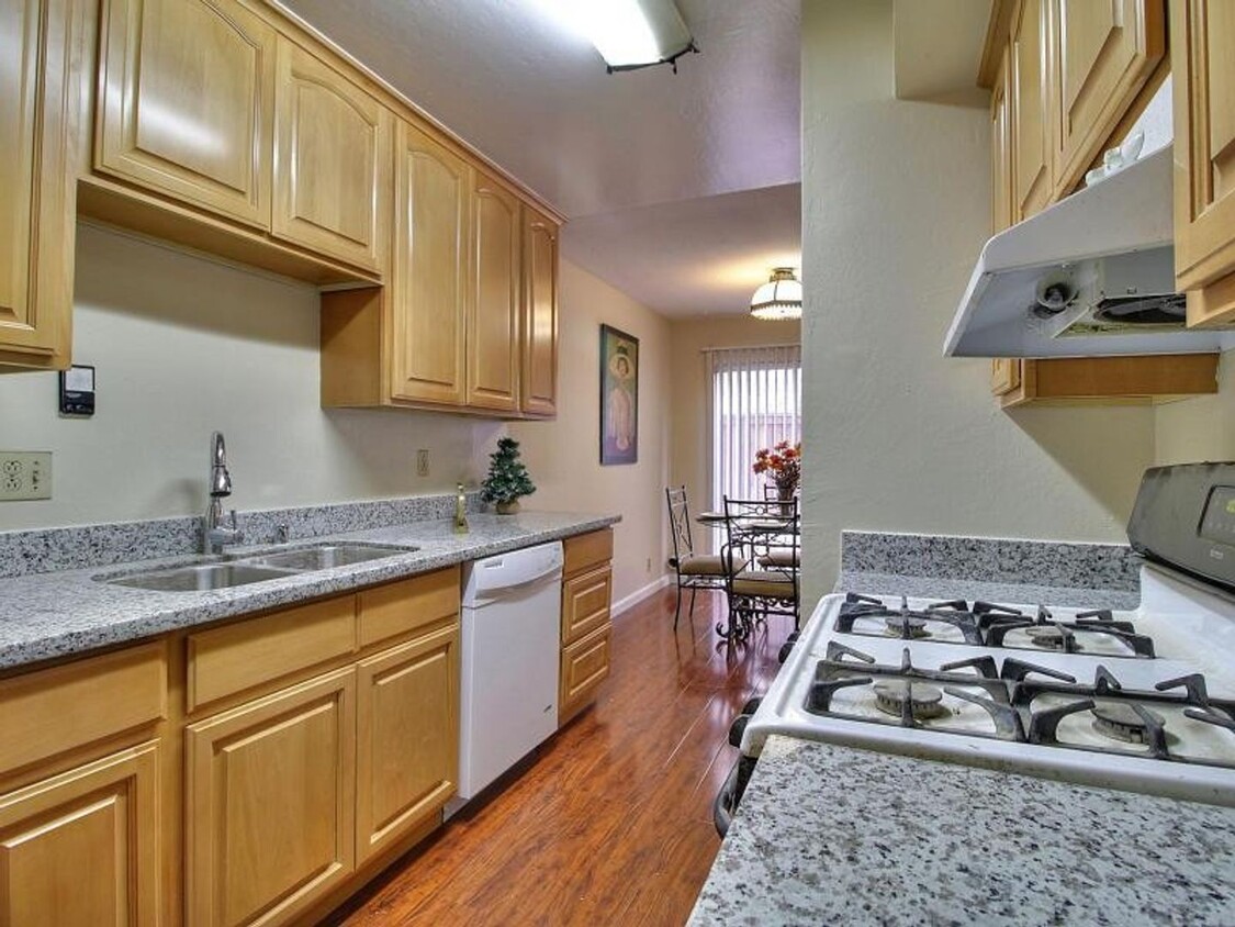 Foto principal - $3,050 / 3 BR GORGEOUS REMODELED SINGLE ST...