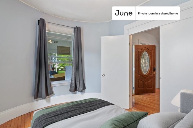 Room in Shared 6 bed/1.5 bath home - Room in Shared 6 bed/1.5 bath home