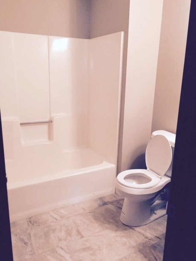 Building Photo - Cuyahoga Falls Condo!