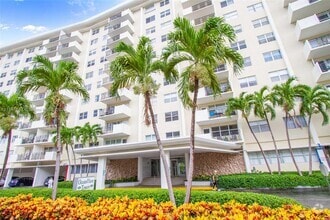 Building Photo - 401 Golden Isles Dr