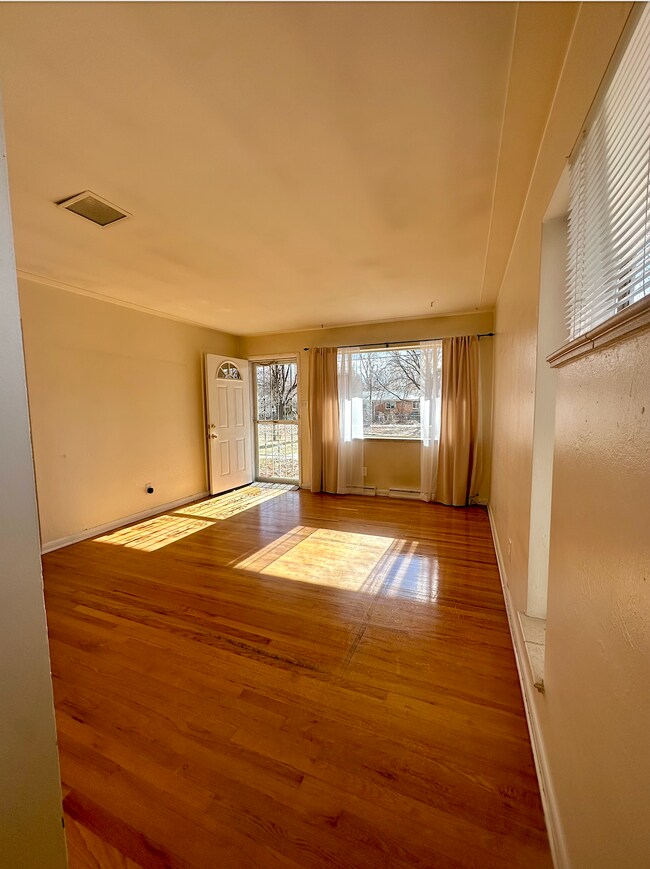 Sala de estar - 2480 S Lafayette St