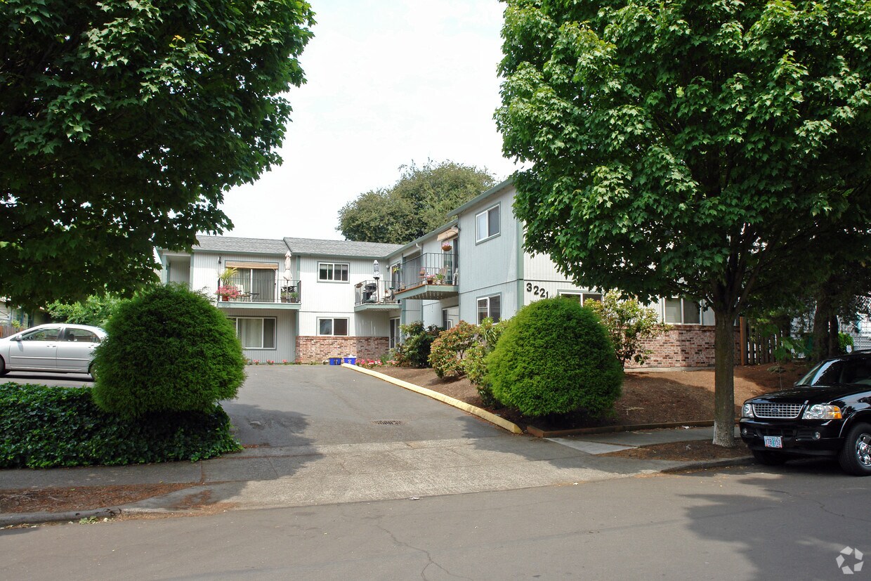 Building Photo - 3221 SE Morrison St