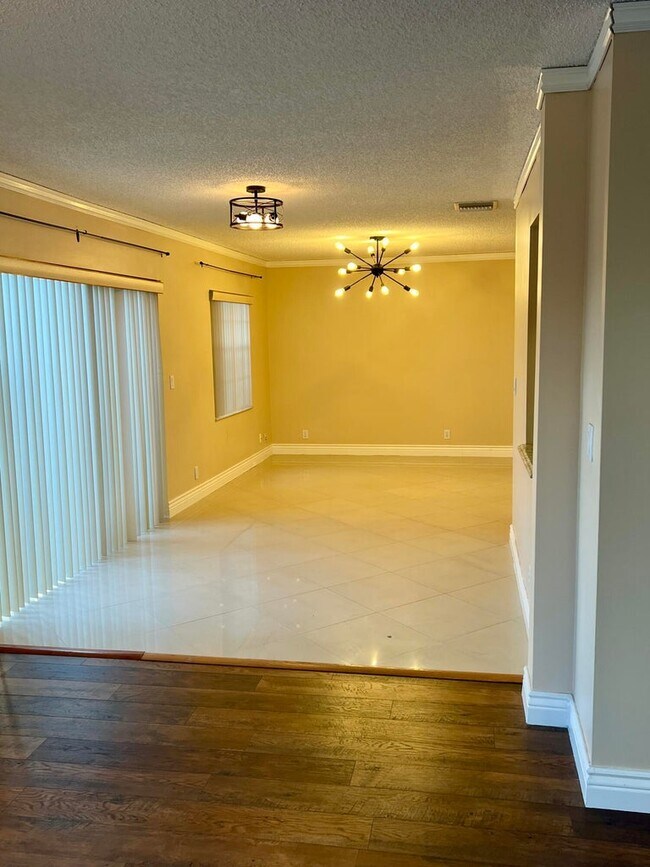 Building Photo - 10710 Palm Spring Dr