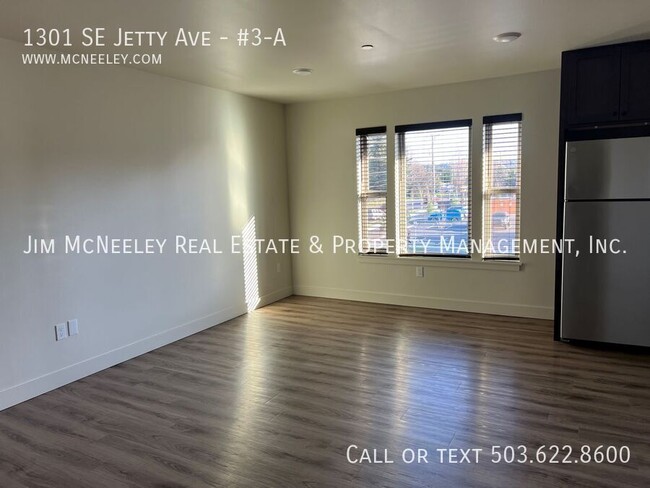 Building Photo - Third level 2 bed/ 1 bath w/ 1 Assigned Pa...