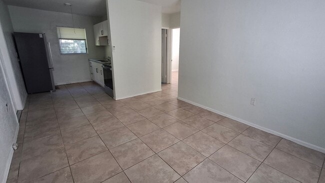 Building Photo - 2/1 - LOW MOVE IN COST! AVAILABLE NOW