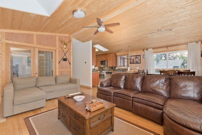 Building Photo - Fully Furnished & Move-In Ready Home – Long-Term Housing Available in Mammoth Lakes