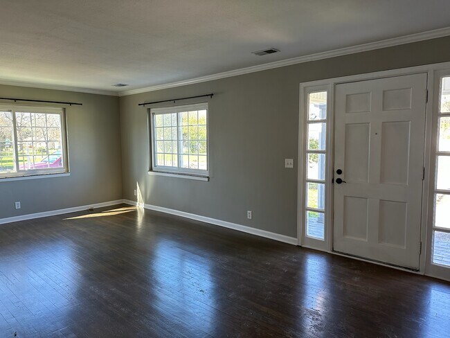 Building Photo - 204 Haney Dr