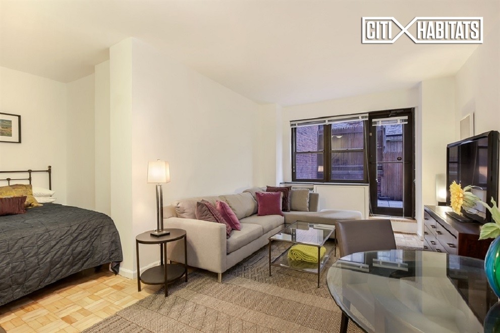 Primary Photo - 320 E 58th St