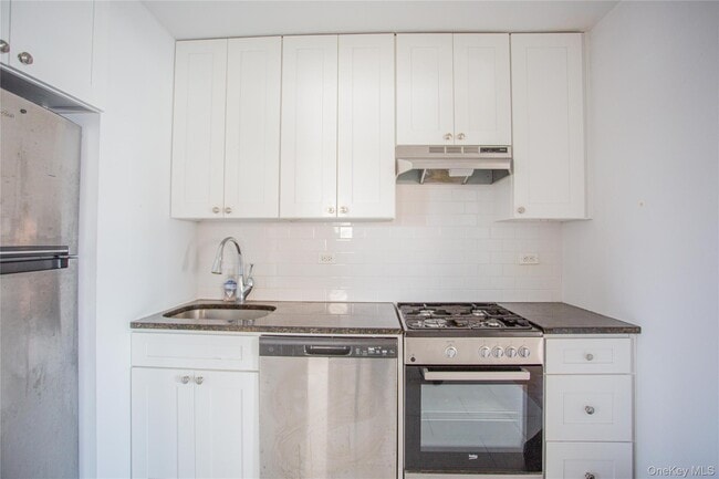 Building Photo - 340 E Broadway