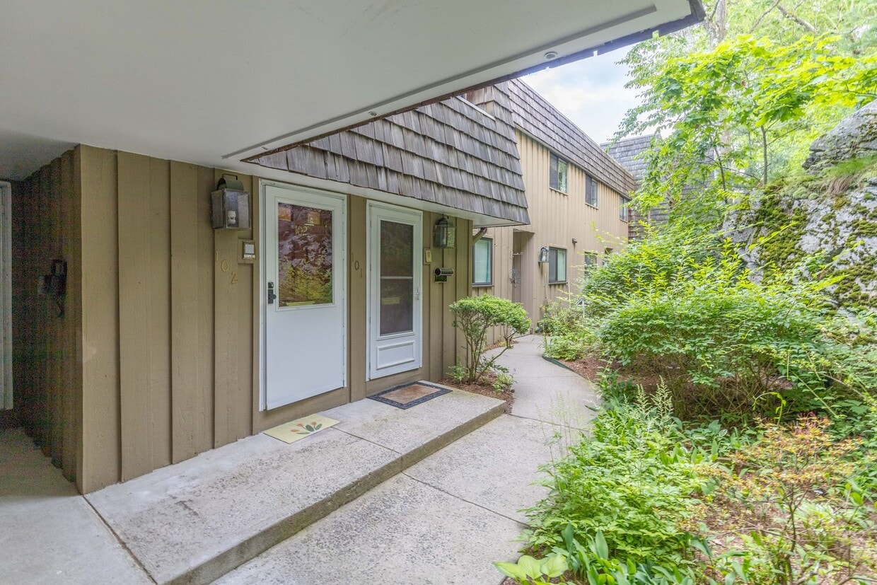 Primary Photo - Large 3 bedroom condo with private deck an...