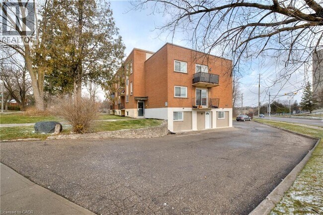 Building Photo - 371 Dale Crescent