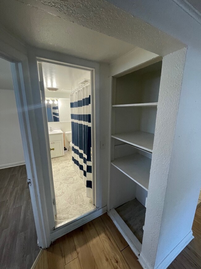 Baño - 1304 E North St