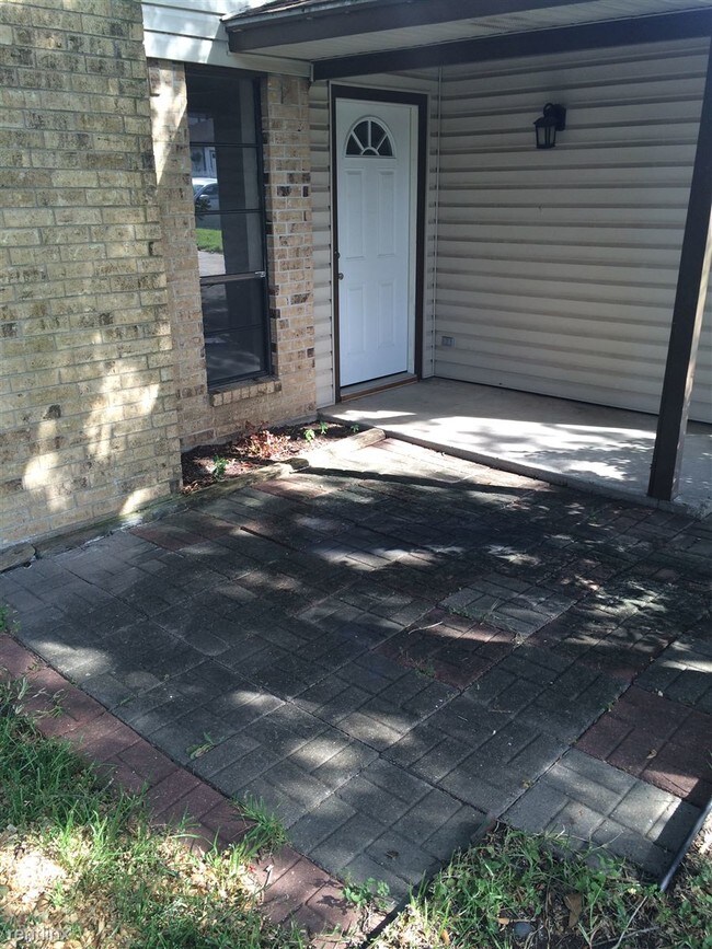 Building Photo - 4213 Woodcrest Dr