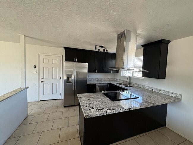 Foto del edificio - Maryvale 4 bedroom with RV gate and garage