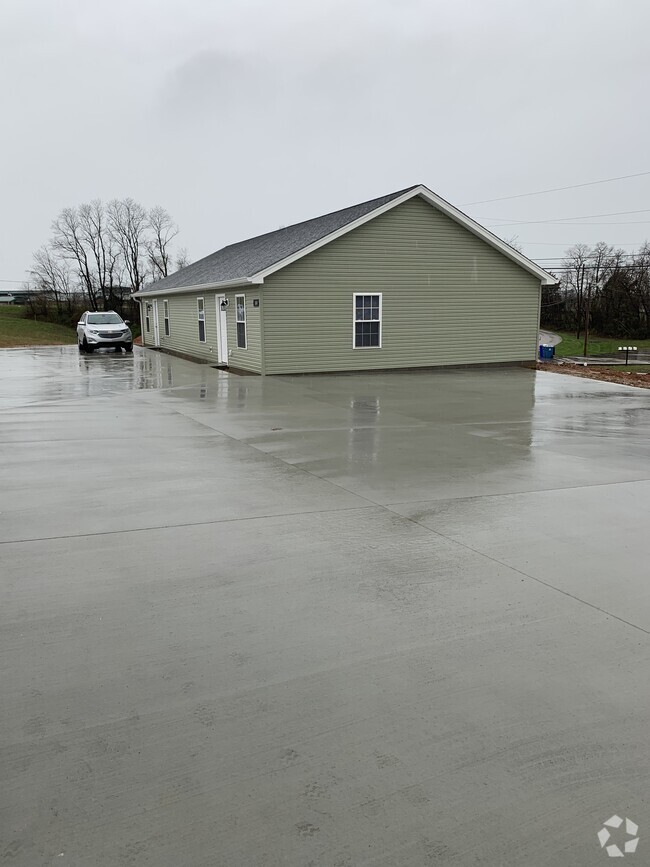 Building Photo - 148 School Side Dr