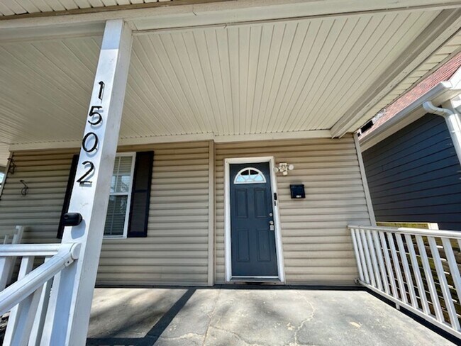 Foto del edificio - Beautiful 2 Bedroom 1 Bathroom Upper Unit in Fountain Square