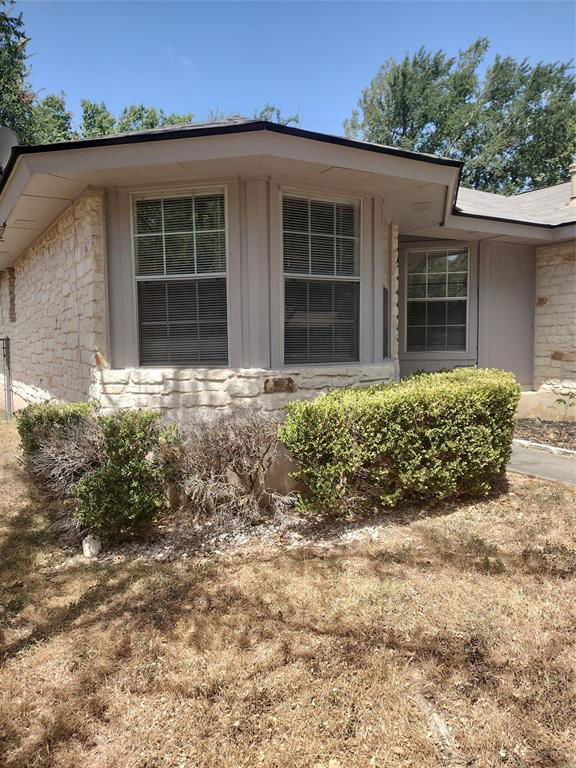 Building Photo - 205 Pin Oak Dr