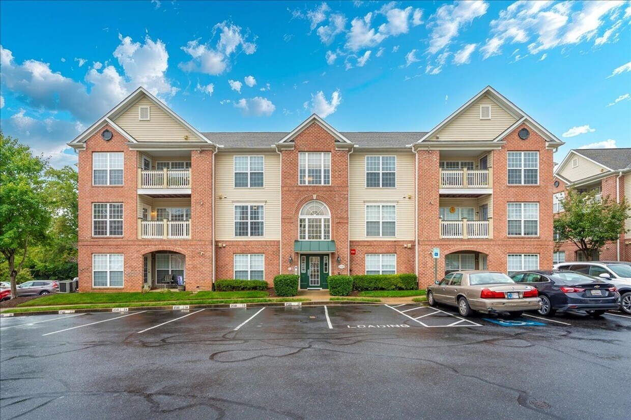 Primary Photo - Excellent Elevator Condo for Lease