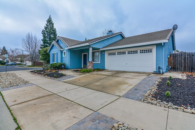 Building Photo - 756 Fifteen Mile Dr