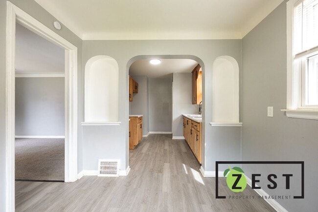 Building Photo - 3 Bed Bungalow only 1250/mo! Available for...
