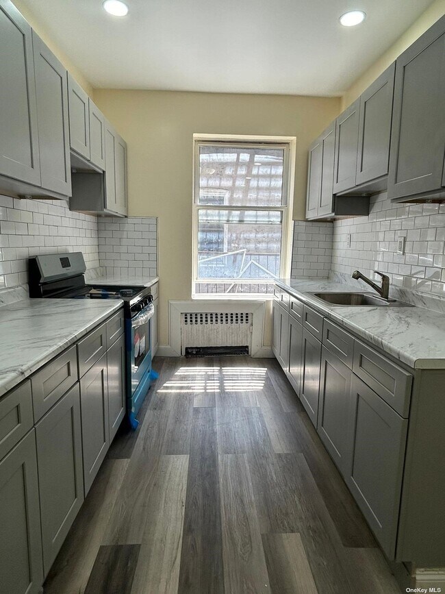 Building Photo - 132 E 52nd St