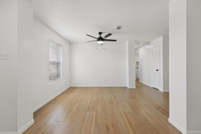 Foto del edificio - 702 Lowe Dr