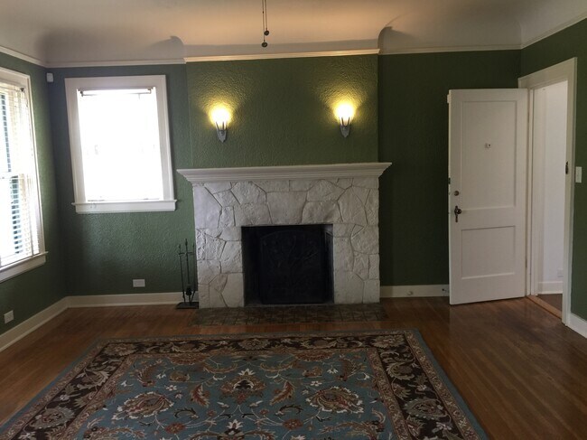 fireplace in living room near entry - 118 W Ridgewood Ct