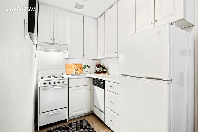 Building Photo - 42 E 73rd St